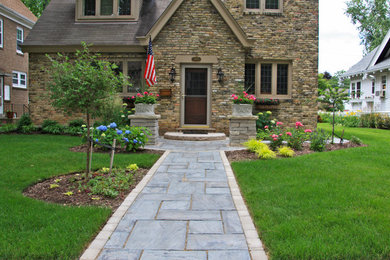 Immagine di un piccolo giardino tradizionale davanti casa con pavimentazioni in cemento