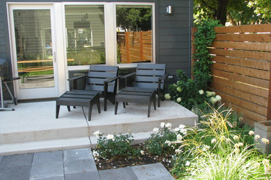 Источник вдохновения для домашнего уюта: большой двор на заднем дворе в стиле модернизм с мощением тротуарной плиткой