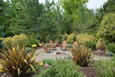 Inspiration for a mid-sized rustic drought-tolerant and full sun front yard gravel landscaping in San Francisco with a fire pit.