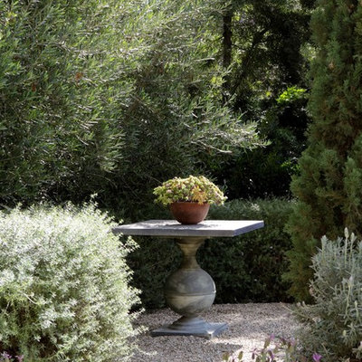 Photo of a traditional backyard gravel formal garden in Los Angeles.