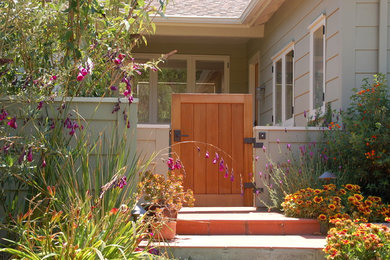 Immagine di un giardino design davanti casa in estate