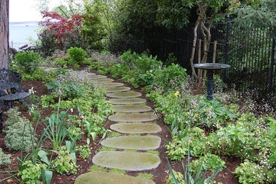 Modelo de jardín tradicional extra grande en primavera en patio lateral con exposición reducida al sol y adoquines de piedra natural