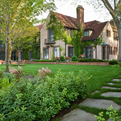 Design ideas for a traditional backyard landscaping in Minneapolis.
