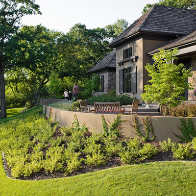 Design ideas for a traditional backyard landscaping in Minneapolis.