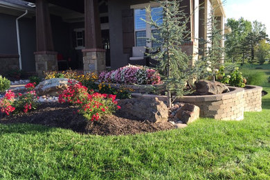 Photo of a rustic front yard stone landscaping in Kansas City.