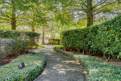 Imagen de camino de jardín clásico de tamaño medio en patio delantero con exposición reducida al sol y adoquines de hormigón