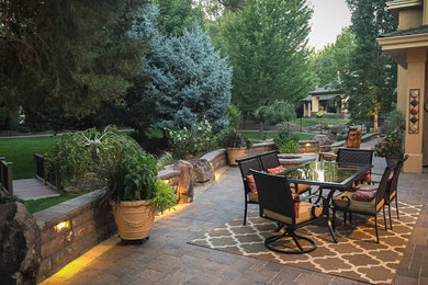 Foto de jardín clásico de tamaño medio en verano en patio trasero con exposición total al sol, adoquines de hormigón y brasero