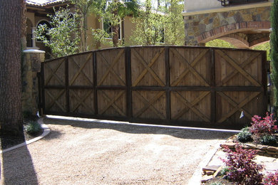 Foto de acceso privado clásico de tamaño medio en primavera en patio delantero con exposición total al sol y gravilla