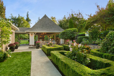シアトルにあるシャビーシック調のおしゃれな整形庭園 (庭への小道) の写真