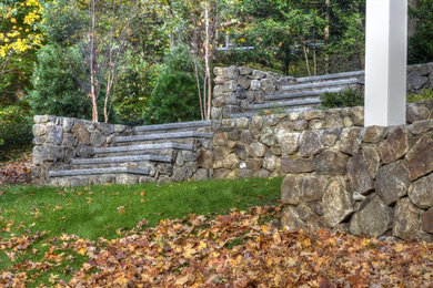 Geometrischer, Großer, Schattiger Klassischer Garten im Herbst, hinter dem Haus in Boston