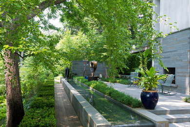 ボストンにあるコンテンポラリースタイルのおしゃれな庭の噴水 (デッキ材舗装) の写真