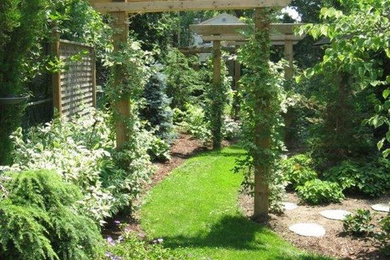 Design ideas for a traditional landscaping in Toronto.