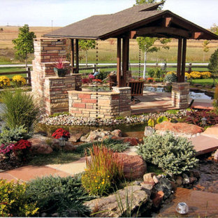 Großer Moderner Vorgarten mit Kamin, direkter Sonneneinstrahlung und Natursteinplatten in Denver
