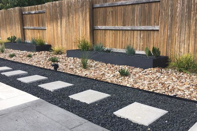 Foto di un giardino xeriscape minimalista esposto in pieno sole di medie dimensioni e dietro casa con ghiaia