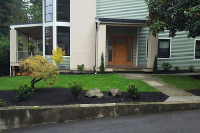 シアトルにある小さなトラディショナルスタイルのおしゃれな前庭の写真