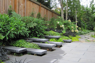 На фото: участок и сад на боковом дворе в современном стиле с