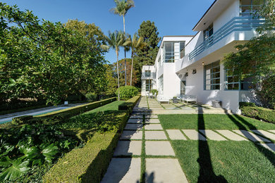 ロサンゼルスにある広いミッドセンチュリースタイルのおしゃれな庭 (半日向、コンクリート敷き	) の写真