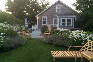 他の地域にある中くらいなトラディショナルスタイルのおしゃれな庭 (半日向、マルチング舗装) の写真