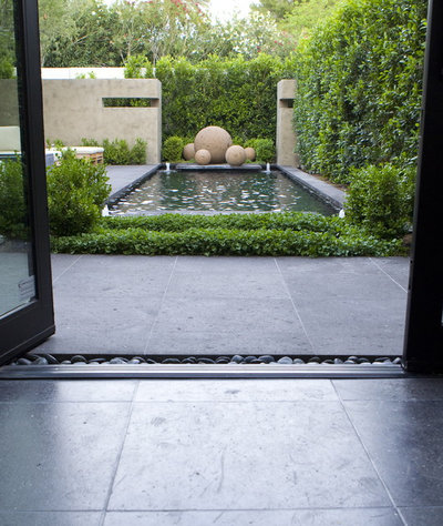 Contemporary Landscape by BERGHOFF DESIGN GROUP