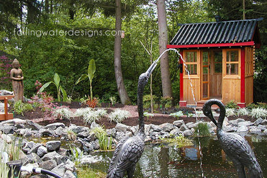 Modelo de jardín asiático extra grande en patio trasero con jardín francés, fuente, exposición parcial al sol y adoquines de piedra natural