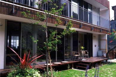 Diseño de jardín minimalista en primavera en patio delantero con exposición total al sol y gravilla