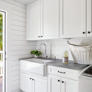 75+ Hauswirtschaftsräume mit weißen Schränken und Holzdielenwänden