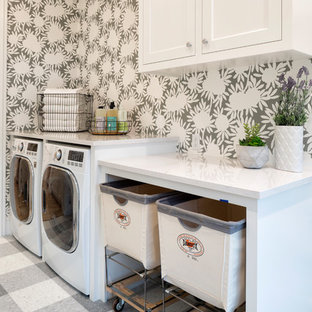 Esempio di una lavanderia chic con ante in stile shaker, ante bianche, pareti multicolore, lavatrice e asciugatrice affiancate, pavimento grigio e top bianco