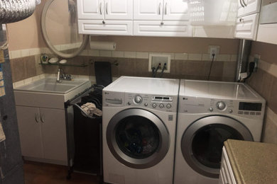 トロントにあるお手頃価格の中くらいなおしゃれな家事室 (ドロップインシンク、セラミックタイルのキッチンパネル、左右配置の洗濯機・乾燥機) の写真