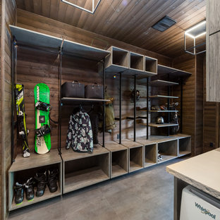Ispirazione per una lavanderia multiuso stile marinaro di medie dimensioni con ante lisce, ante in legno scuro, paraspruzzi in legno, pareti marroni, lavatrice e asciugatrice affiancate, pavimento grigio, top beige, soffitto in legno e pareti in legno