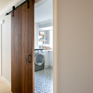 Esempio di una sala lavanderia country con lavello sottopiano, ante in stile shaker, top in quarzite, pareti grigie, pavimento con piastrelle in ceramica e lavatrice e asciugatrice affiancate
