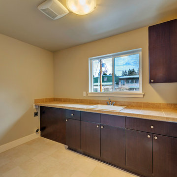 8.  Laundry room with cabinets and sink / Suncadia