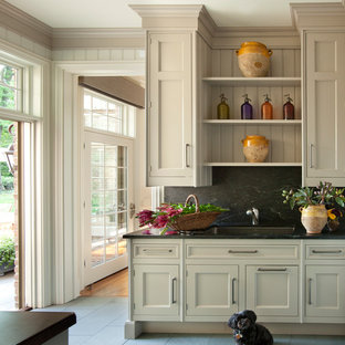 Foto di una sala lavanderia chic con lavello sottopiano, ante con riquadro incassato, top in saponaria, pareti bianche, pavimento con piastrelle in ceramica e ante beige
