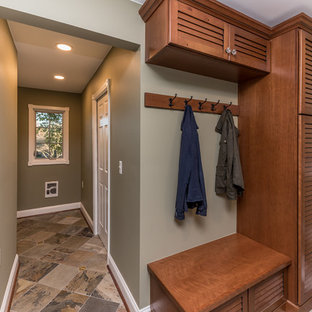 Ispirazione per una grande lavanderia multiuso american style con lavello stile country, ante a persiana, ante con finitura invecchiata, top in quarzo composito, pareti verdi, pavimento in ardesia, lavatrice e asciugatrice a colonna, pavimento multicolore e top grigio