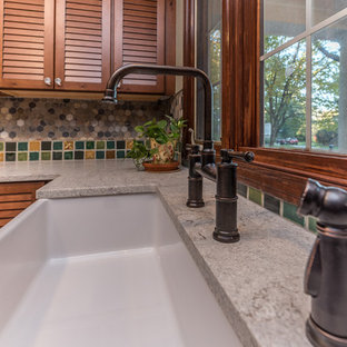 Ispirazione per una grande lavanderia multiuso american style con lavello stile country, ante a persiana, ante con finitura invecchiata, top in quarzo composito, pareti verdi, pavimento in ardesia, lavatrice e asciugatrice a colonna, pavimento multicolore e top grigio