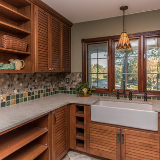 Esempio di una grande lavanderia multiuso american style con lavello stile country, ante a persiana, ante con finitura invecchiata, top in quarzo composito, pareti verdi, pavimento in ardesia, lavatrice e asciugatrice a colonna, pavimento multicolore e top grigio