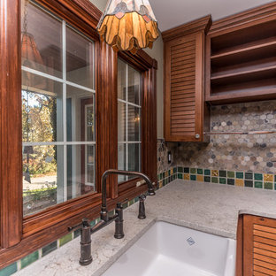 Idee per una grande lavanderia multiuso stile americano con lavello stile country, ante a persiana, ante con finitura invecchiata, top in quarzo composito, pareti verdi, pavimento in ardesia, lavatrice e asciugatrice a colonna, pavimento multicolore e top grigio