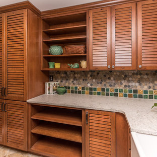 Idee per una grande lavanderia multiuso american style con lavello stile country, ante a persiana, ante con finitura invecchiata, top in quarzo composito, pareti verdi, pavimento in ardesia, lavatrice e asciugatrice a colonna, pavimento multicolore e top grigio