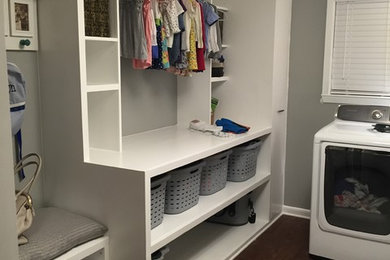 Laundry room - traditional laundry room idea in New Orleans