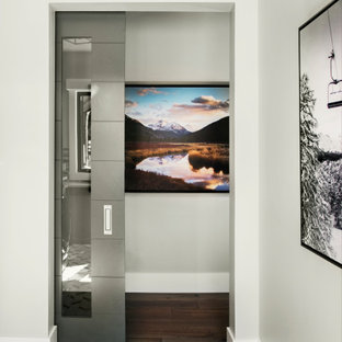 Esempio di una grande sala lavanderia tradizionale con lavello sottopiano, ante con riquadro incassato, ante in legno bruno, top in quarzo composito, paraspruzzi multicolore, paraspruzzi con piastrelle a listelli, pareti grigie, pavimento con piastrelle in ceramica, lavatrice e asciugatrice affiancate, pavimento bianco e top beige
