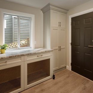 Immagine di una grande sala lavanderia minimal con ante in stile shaker, ante beige, top in quarzite, pareti beige, pavimento in legno massello medio e pavimento marrone