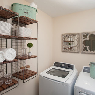 Inspiration pour une petit buanderie style shabby chic avec un placard et des machines côte à côte.