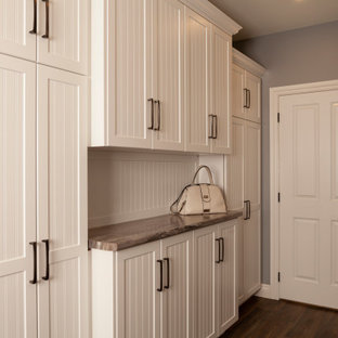 Ispirazione per una grande lavanderia multiuso chic con lavello a doppia vasca, ante a persiana, ante beige, top in laminato, pareti grigie, parquet scuro, lavatrice e asciugatrice affiancate, pavimento marrone e top beige
