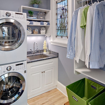75 Beautiful Stacked Washer/Dryer Laundry Room Pictures & Ideas | Houzz