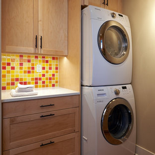 Esempio di una piccola sala lavanderia american style con ante in stile shaker, ante in legno chiaro, pavimento in sughero, lavatrice e asciugatrice a colonna, top in quarzo composito, pavimento marrone, pareti beige e top bianco