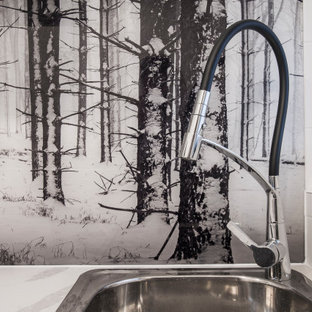 Inspiration för stora moderna linjära vitt grovkök med garderob, med en nedsänkt diskho, luckor med infälld panel, vita skåp, bänkskiva i kvarts, rött stänkskydd, glaspanel som stänkskydd, vita väggar, klinkergolv i keramik och svart golv