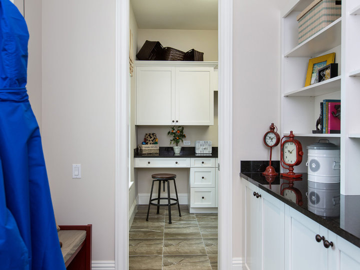Laundry - Beach Style Laundry Room
