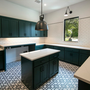 Idee per una grande sala lavanderia contemporanea con ante in stile shaker, ante nere, top in quarzo composito, paraspruzzi bianco, paraspruzzi con piastrelle in ceramica, pareti bianche, lavatrice e asciugatrice affiancate, pavimento multicolore e top bianco