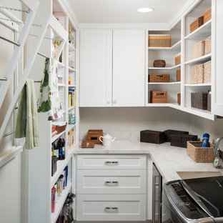 Inspiration för ett litet funkis parallellt grovkök, med en undermonterad diskho, luckor med infälld panel, vita skåp, bänkskiva i kvartsit, beige väggar, mörkt trägolv och en tvättmaskin och torktumlare bredvid varandra
