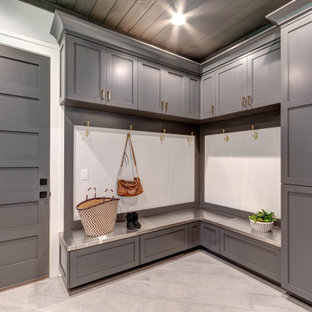 Aménagement d'une très grand buanderie parallèle craftsman multi-usage avec un évier posé, un placard à porte shaker, des portes de placard grises, un plan de travail en stratifié, un mur gris, un sol en carrelage de porcelaine, des machines côte à côte, un sol gris, un plan de travail blanc et un plafond en bois.