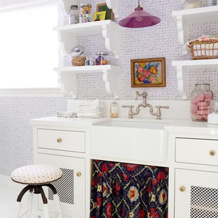Idee per una sala lavanderia tradizionale con lavello stile country, ante in stile shaker, ante bianche, top in quarzo composito, pareti viola, pavimento in legno verniciato e top bianco